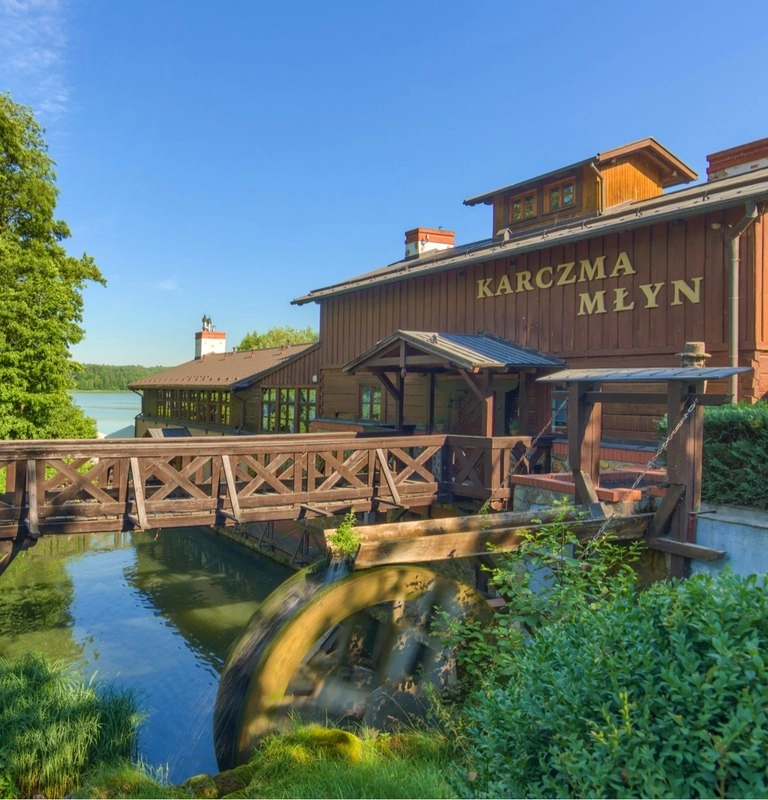 Karczma Młyn रेस्तरां काम करते पानी के पहिये के साथ